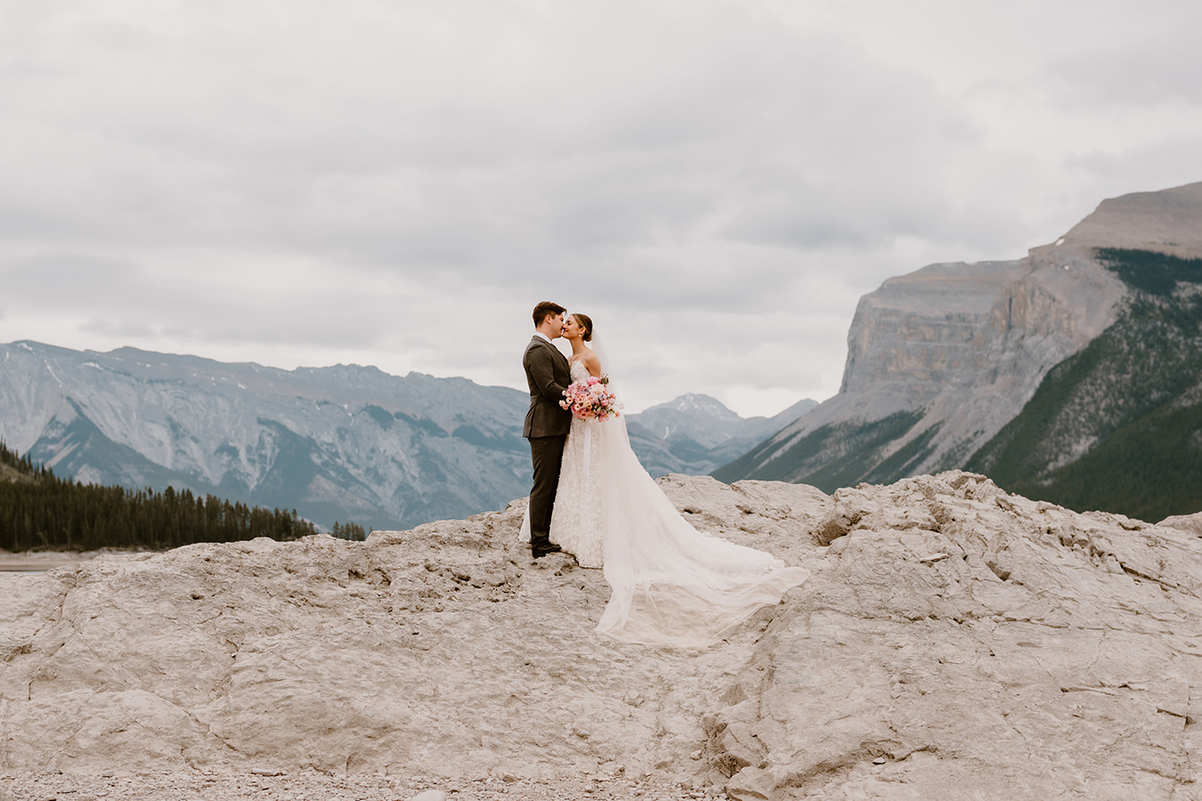 Calgary Wedding Photographer Caitlin Unrau of Rose and Range Photography