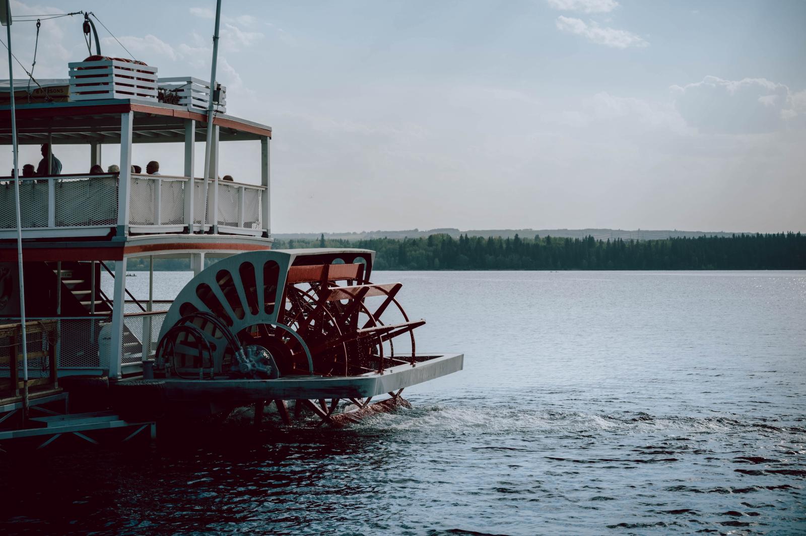 paddlewheeler at Glenmore Reservoir wedding
