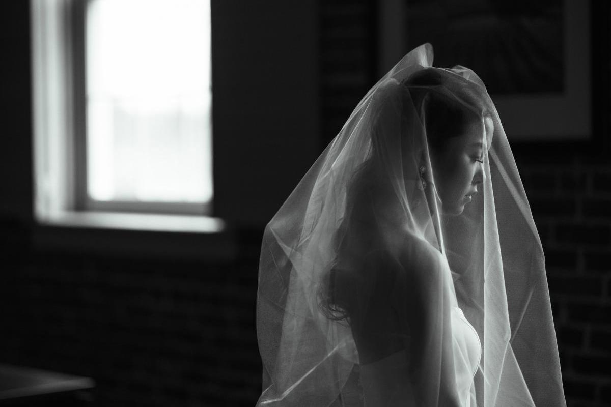 Black and white portrait of a bride wearing veil